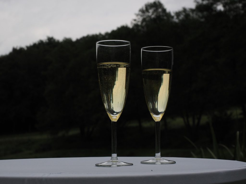 To glas med mousserende vin på et hvidt bord.