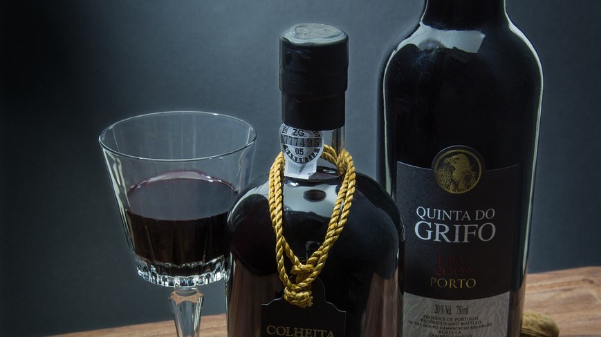 Portvin i glas med colheita-flaske og valnødder